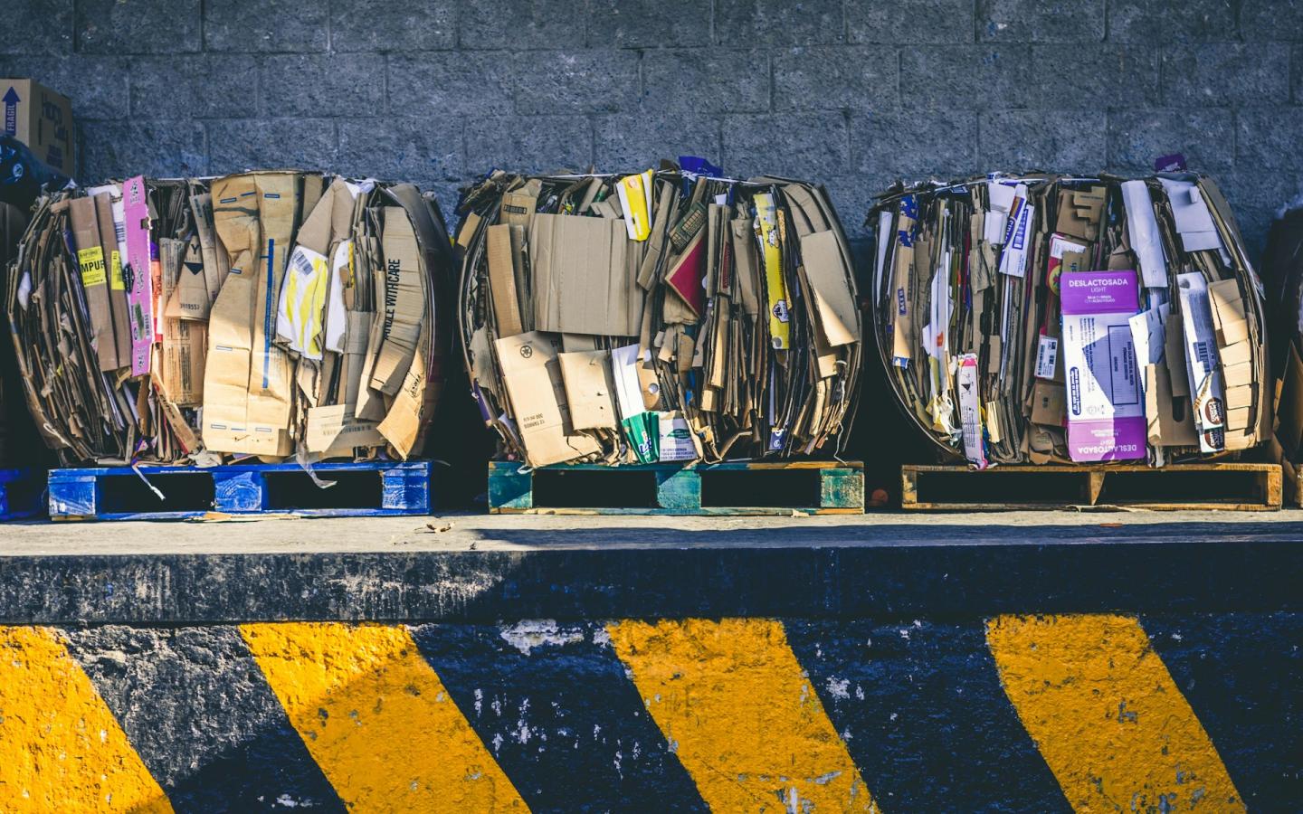 saplacināti atkrituma karton kvadrātveida blokos